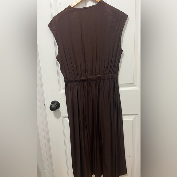 Banana Republic
Silk like dress - Picture 2 of 6